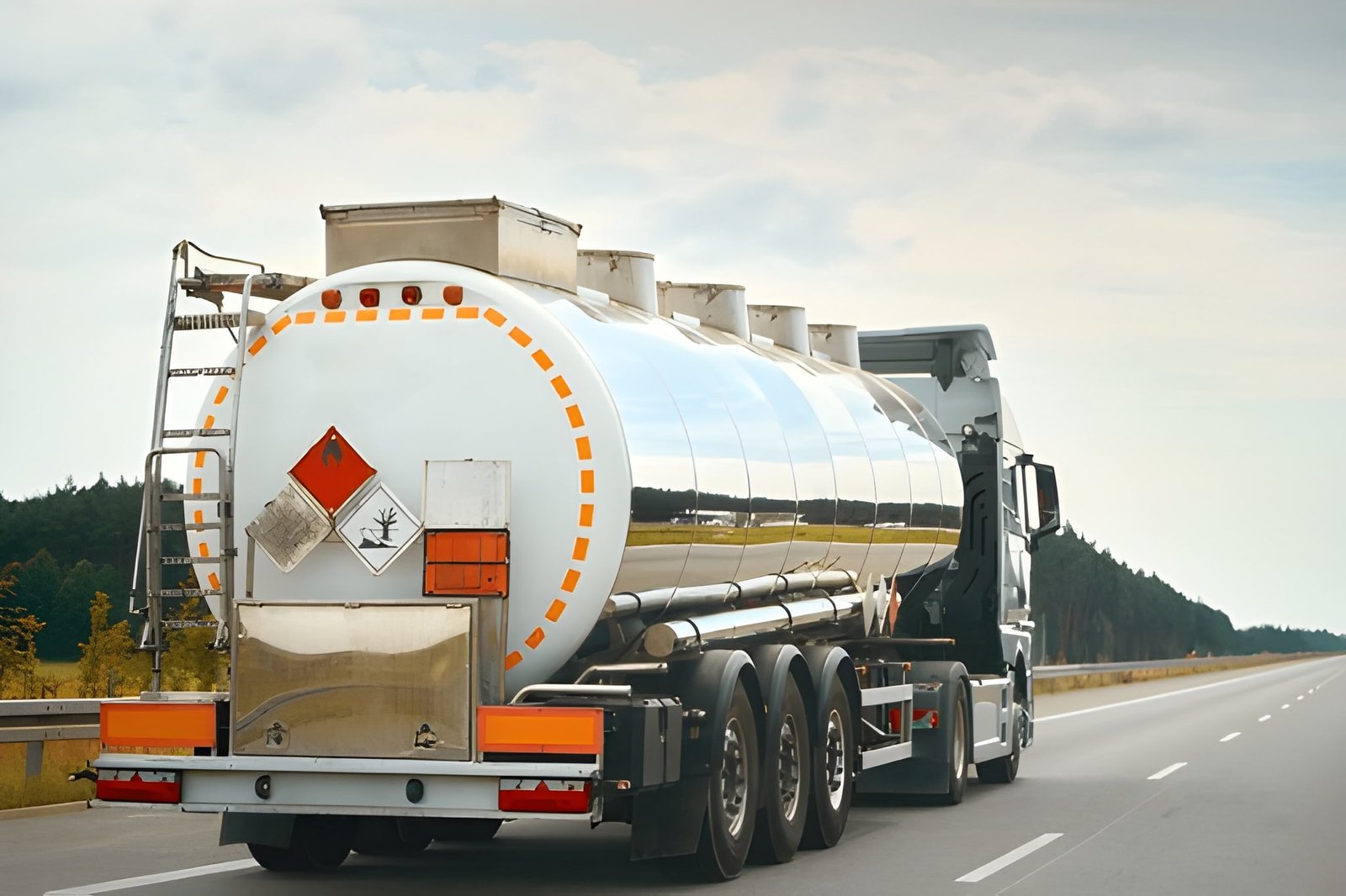 Storage Tank Manufacturer in Kolkata – Custom MS Storage Tanks for Water, Tipper Body Manufacturer ,Fuel & Oil